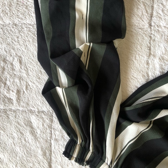 Off-Shoulder Cropped Striped Blouse - Picture 4 of 4